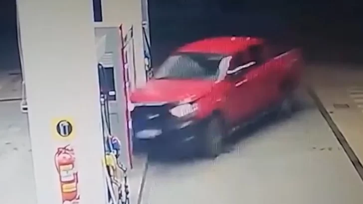 Video: un conductor borracho chocó contra una estación de servicio y destrozó los surtidores
