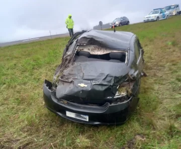 Grave accidente en Ruta 226: despiste y vuelco deja dos internados