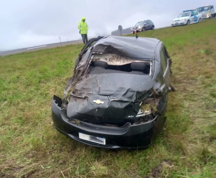 Grave accidente en Ruta 226: despiste y vuelco deja dos internados