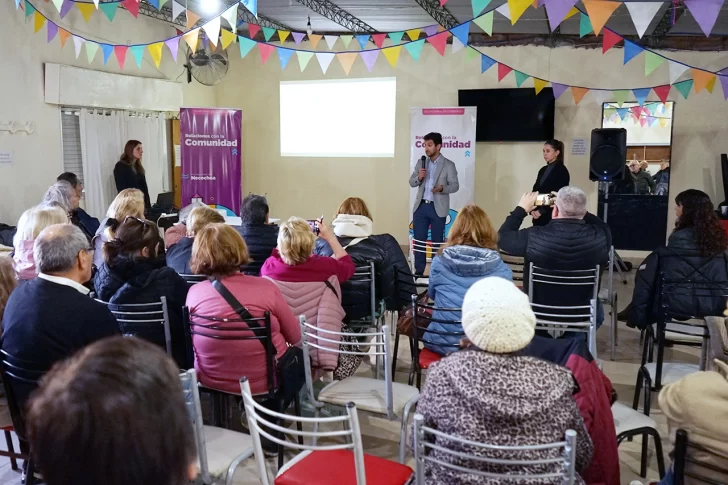 Foto-charla-fraudes-digitales2-728x485