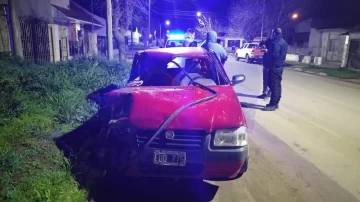 Un auto chocó contra  un camión