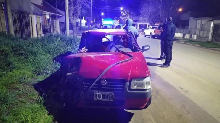 Un auto chocó contra  un camión