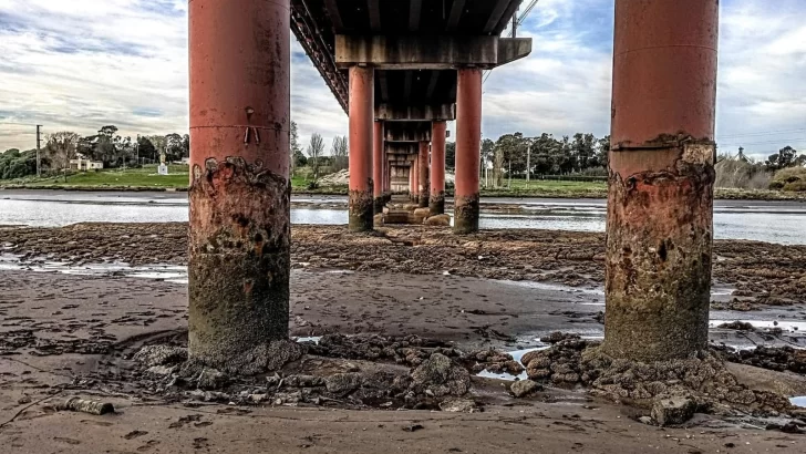 Una imagen poco frecuente: el Río Quequén y un muy bajo nivel de agua