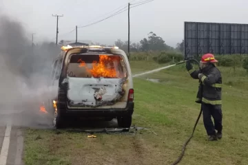 Destruida por el fuego: el dramático incendio de una camioneta en la Ruta 88