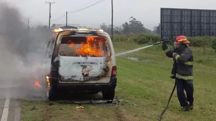 Destruida por el fuego: el dramático incendio de una camioneta en la Ruta 88