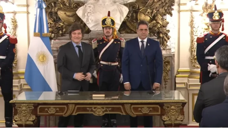 Milei le tomó juramento a Lisandro Catalán como ministro del Interior