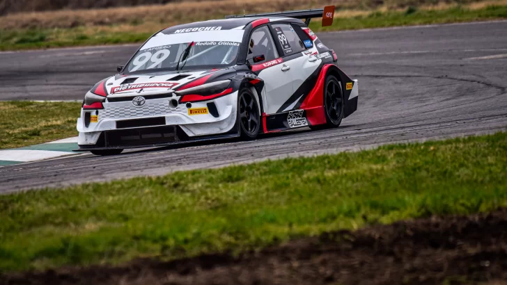 Capurro celebró el 5º puesto en el TC 2000 y se quedó con el triunfo en la Copa Rookie