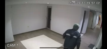 Las cámaras de seguridad registran un violento robo en un edificio