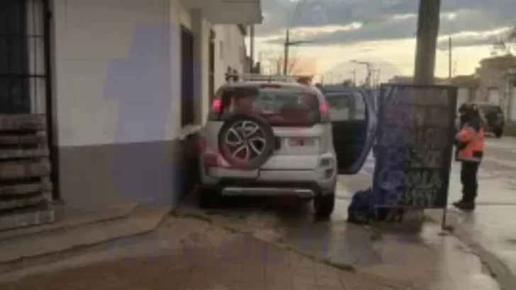 Una camioneta terminó sobre la vereda en la avenida 59