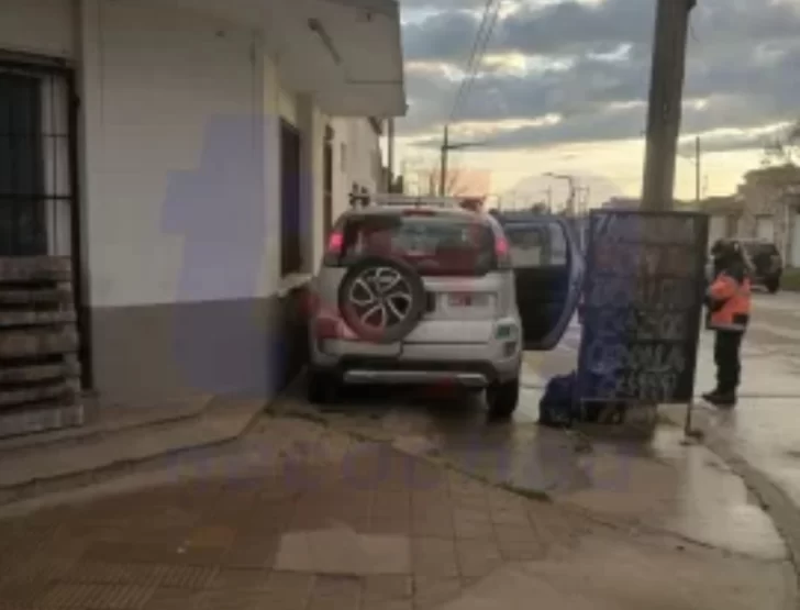 Una camioneta terminó sobre la vereda en la avenida 59