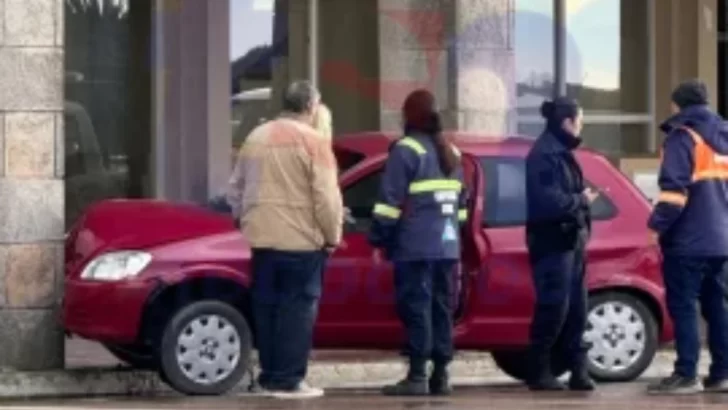 Chocó contra una de las columnas en la avenida 2