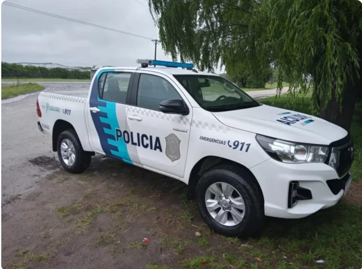 Entran a un campo, atan y golpean a un hombre y se llevan armas y dinero