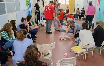 Docentes del Jardín N° 909 se capacitaron en técnicas de RCP para bebés, niños y adultos