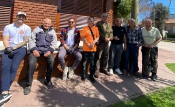 En una jornada espléndida cocinaron gratis para los jubilados en el food truck de 47 y 56