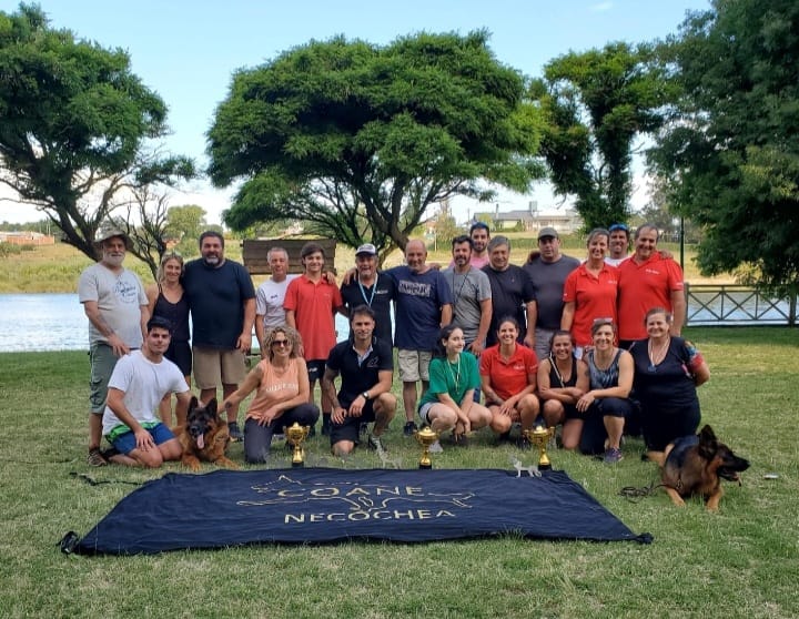 Necochea, cuna de campeones: criadores de Ovejero Alemán buscan coronarse en Santa Fe