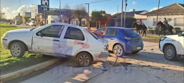 Choque en 59 y 94: un conductor al hospital tras el violento impacto