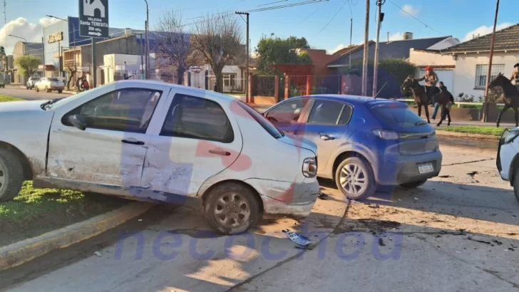 Choque en 59 y 94: un conductor al hospital tras el violento impacto