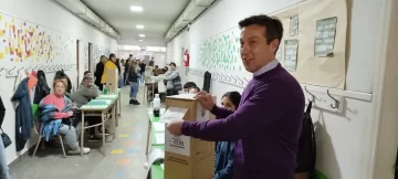 El intendente Arturo Rojas emitió su voto en la Mesa 155 del Colegio Alemán