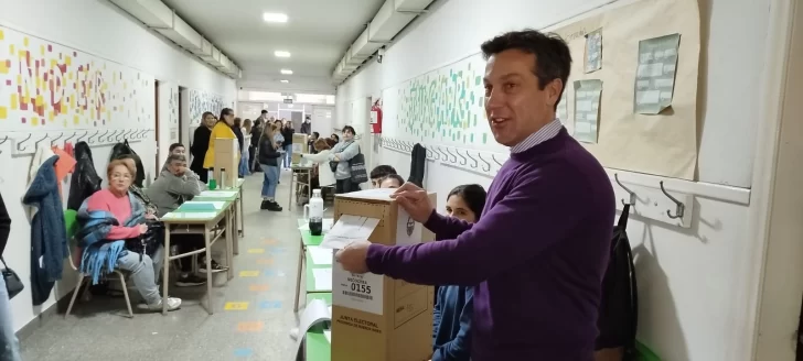 El intendente Arturo Rojas emitió su voto en la Mesa 155 del Colegio Alemán