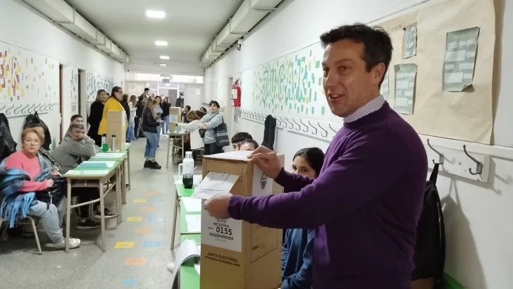 El intendente Arturo Rojas emitió su voto en la Mesa 155 del Colegio Alemán
