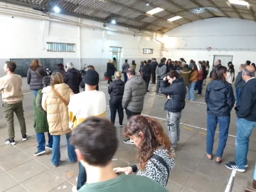 Gran afluencia de votantes en la Escuela N° 35 de Necochea Gran afluencia de votantes en la Escuela N° 35 de Necochea