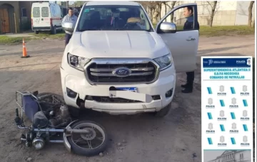 Una mujer hospitalizada tras chocar en moto contra una camioneta