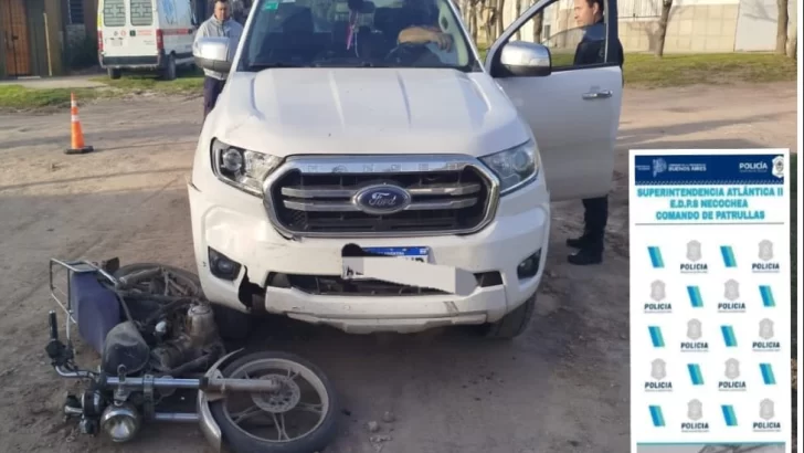 Una mujer hospitalizada tras chocar en moto contra una camioneta