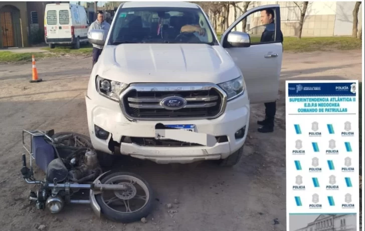 Una mujer hospitalizada tras chocar en moto contra una camioneta