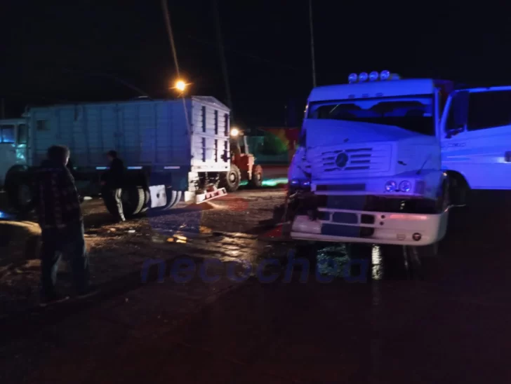 Choque y vuelco entre dos camiones en Quequén
