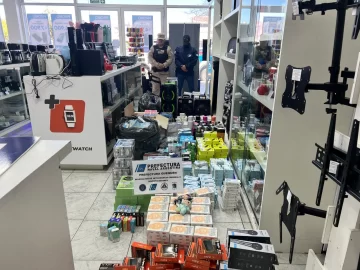 Prefectura realizó allanamientos y secuestró tecnología y armas por $100.000.000