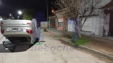 Chocaron contra un árbol y volcaron
