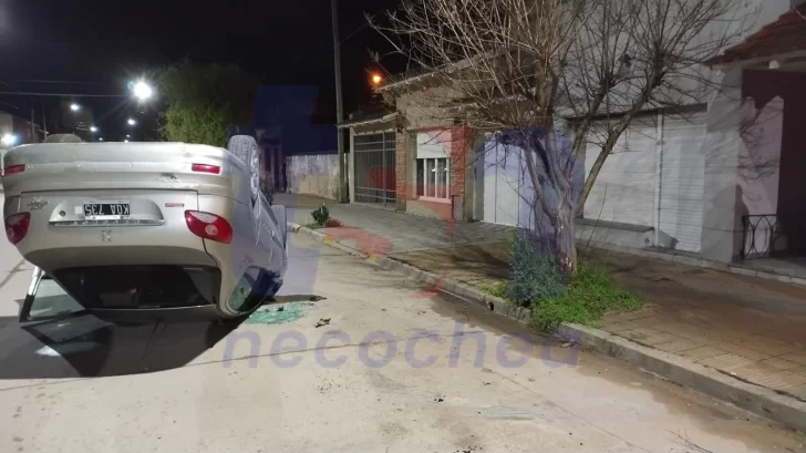 Chocaron contra un árbol y volcaron