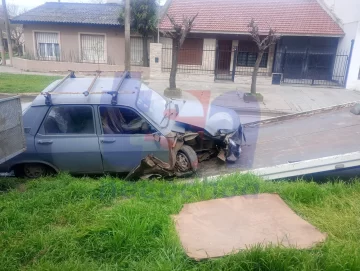 Conductor estrelló un Renault 12 contra una planta y abandonó el vehículo
