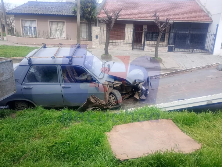 Conductor estrelló un Renault 12 contra una planta y abandonó el vehículo