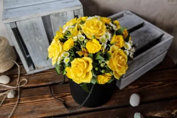 Cuánto cuesta regalar un ramo de flores amarillas, la nueva tradición de los jóvenes en primavera