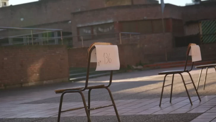 La corrió la policía porque no quería ser autoridad de mesa
