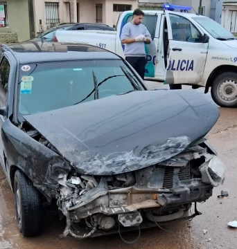 Violento Choque : camioneta derribó una columna de alumbrado público