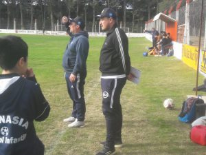 Montiel y sus colaboradores mirando atentamente el trabajo que realizan los chicos