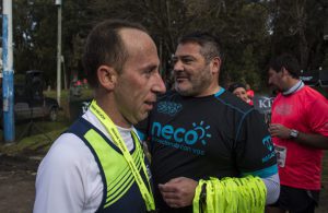 El “Colo” recibiendo su medalla ni bien arribó a ala meta