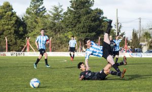 Pedro fue quien abrió el marcador, aquí en una jugada áspera ante el rival