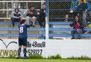 ¿Un gol por un mate?Eso parece querer Silva en el alambrado con su festejo en la fría tarde invitaba a los de la tribuna acompañar el gol con una infusión bien caliente
