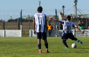 El botín derecho de Claudio Bagigalupe se apresta a mandar ese balón al ángulo izquierdo para abrir el marcador