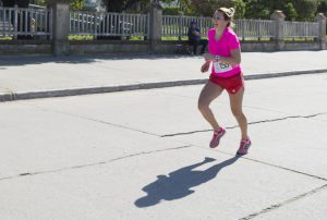 Vanesa Bernasconi llegando a la meta: Le quería ganar hasta la sombra
