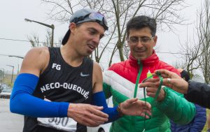 Dos potencias: José Guerrero recibe del "Turco" Mustafa la medalla a la llegada del ganador de la general
