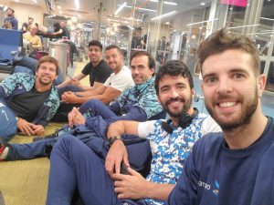 Esperando en Ezeiza para embarcar rumbo a Francia