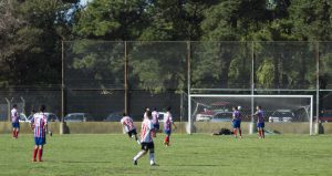 Blanes no pudo mientras Gómez festeja en el instante que ingresa ese balón para poner encima al Globo por 1 a 0