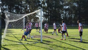 Con todo el envión: Dindart ingresa al arco luego de su gol para que Del Valle empatara ante Huracán