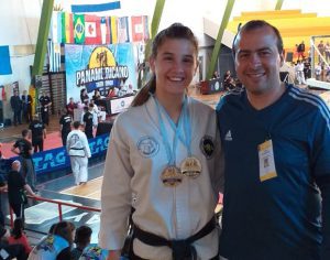 La nueva campeona y subcampeona junto a su entrenador Horacio Alí