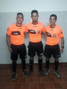 El arbitro agredido: Cristian Pirosanto (Centro)