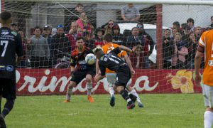 L defensa de Villa Díaz Vélez estuvo muy atenta gran parte del partido, aunque en la última no pudo